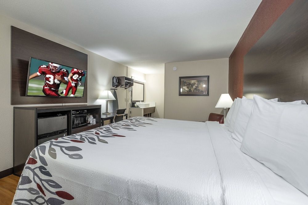 Red Roof Inn Freehold Superior Room, 1 King Bed (Smoke Free) 4