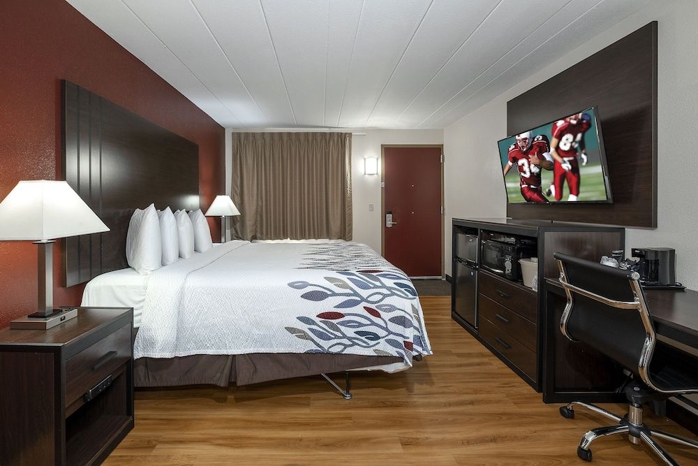 Red Roof Inn Freehold Superior Room, 1 King Bed (Smoke Free) 3