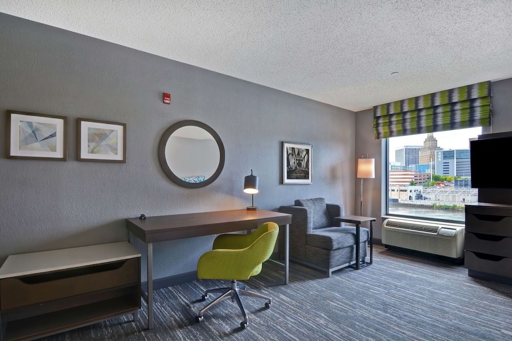 Suite, 1 King Bed (City & Water View)
