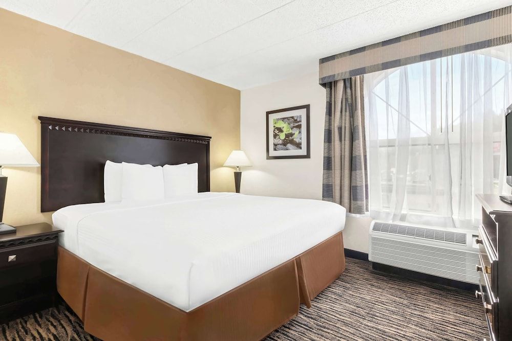 Best Western Hazlet Inn Standard Room, 1 King Bed, Non Smoking 3