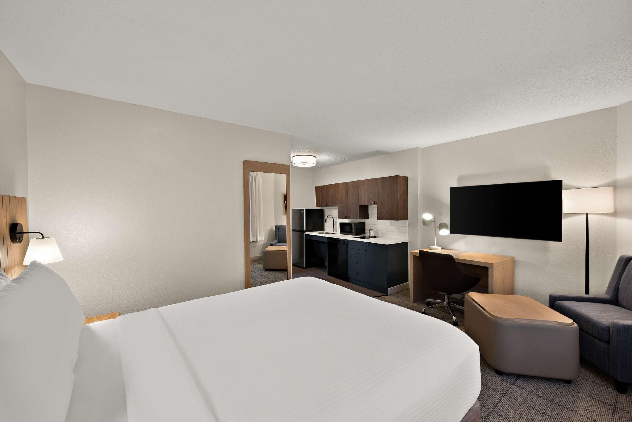 Studio Queen - Partial Harbor View - Mobility Accessible - Roll-In Shower