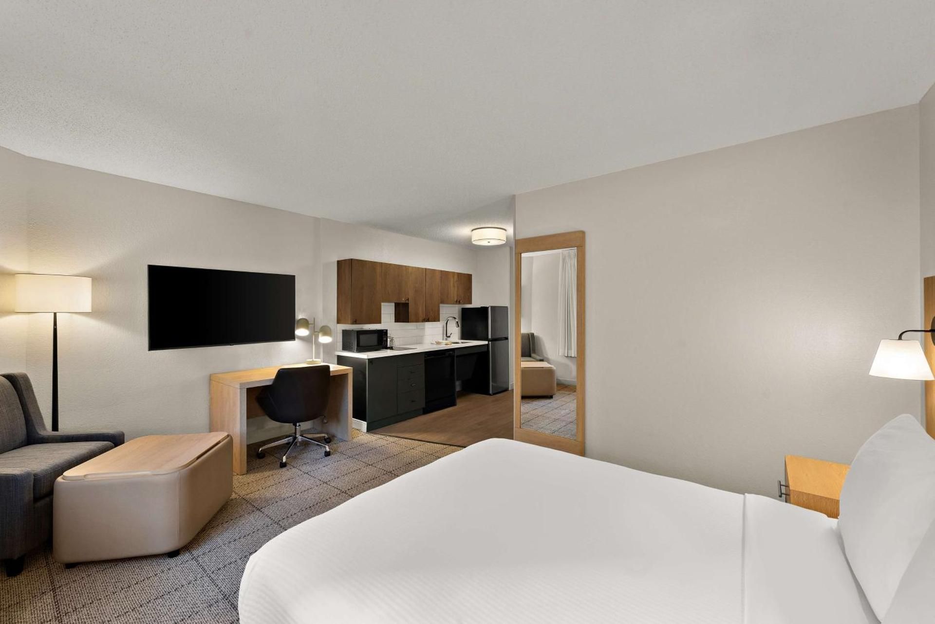 Studio Queen - NYC View - Mobility Accessible - Roll-In Shower