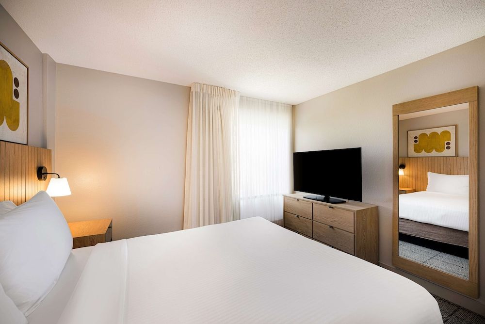 Deluxe Suite, 1 Queen Bed with Sofa bed
