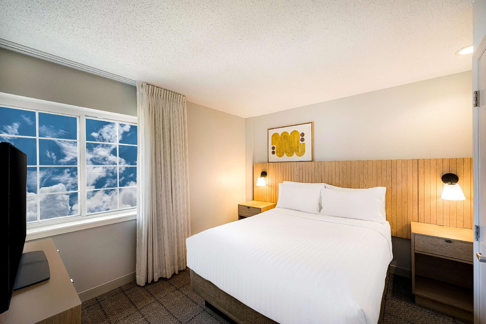 One Bedroom Suite - Queen - Hearing Accessible