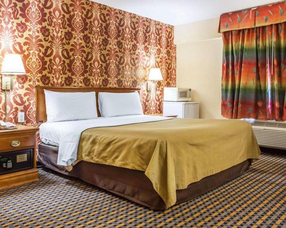 1 King Bed, Mobility Accessible Room, Smoking