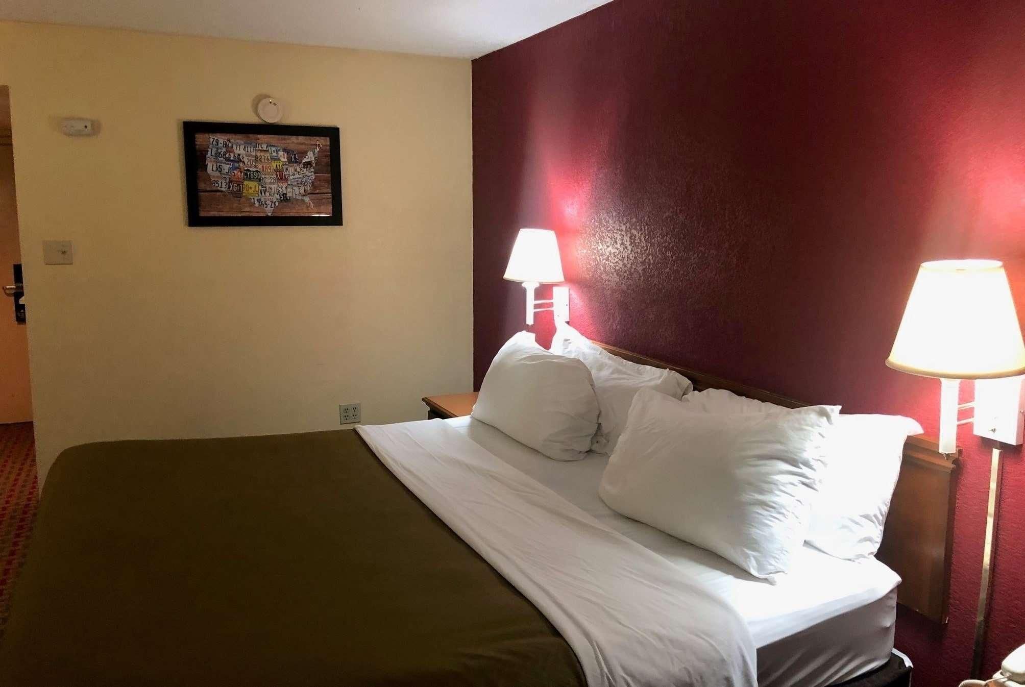 1 Queen Bed, Mobility Accessible Room, Smoking