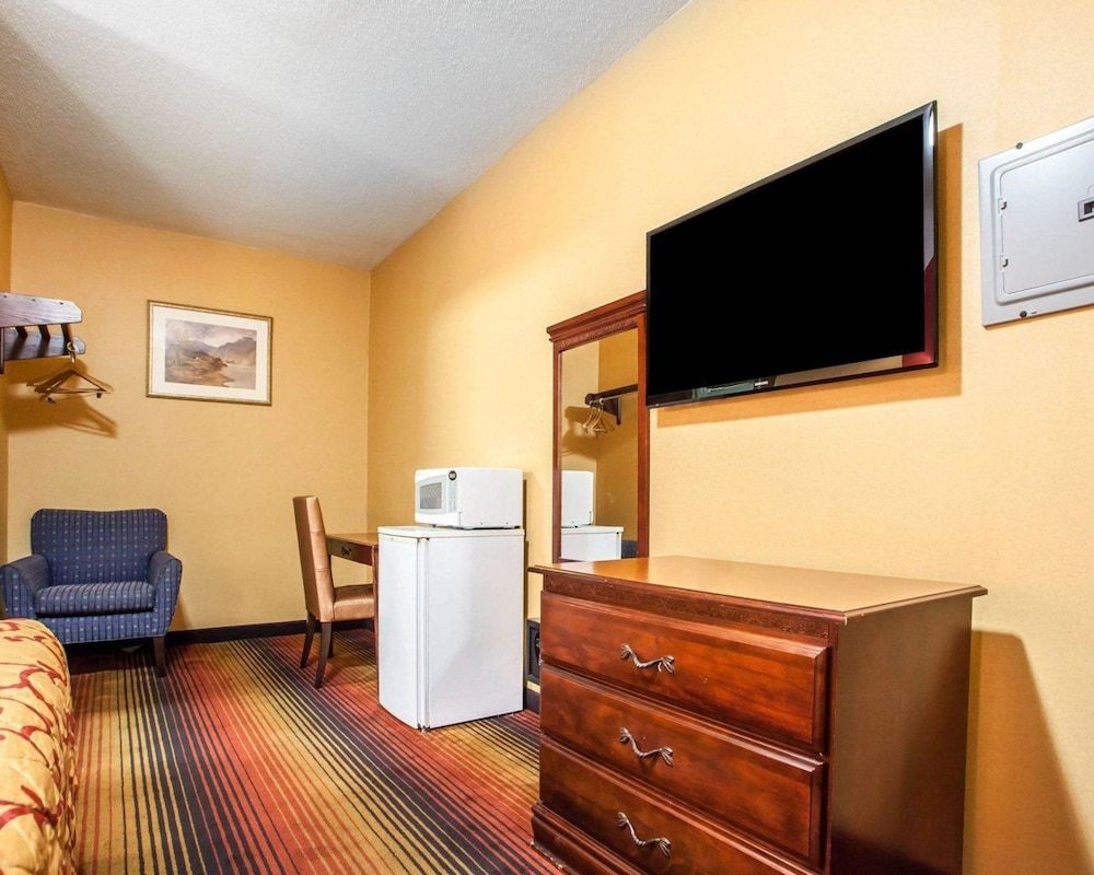 Rodeway Inn Jersey City near Hoboken Standard Room, 1 King Bed, Non Smoking 5