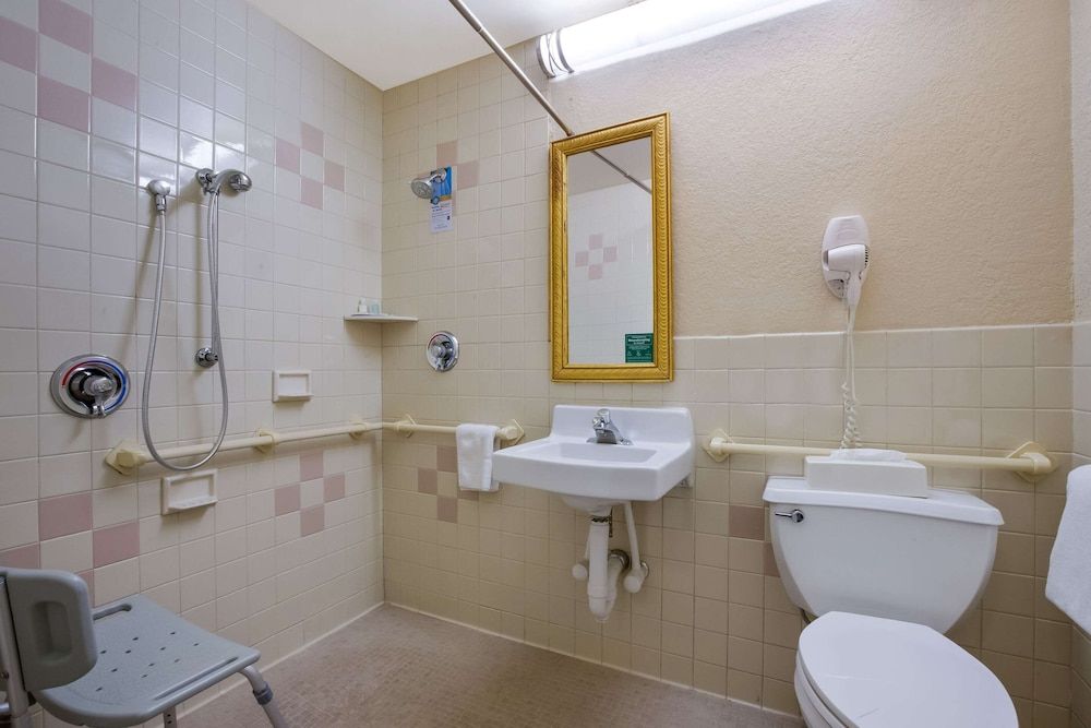 Room, 2 Queen Beds, Accessible, Non Smoking (Roll-In Shower)