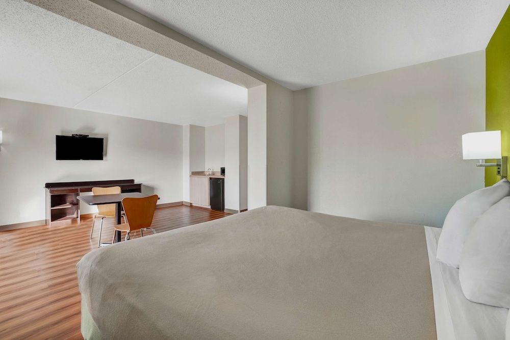 Motel 6 Lawrenceville, NJ Standard Room, 1 King Bed, Smoking, Refrigerator & Microwave 3