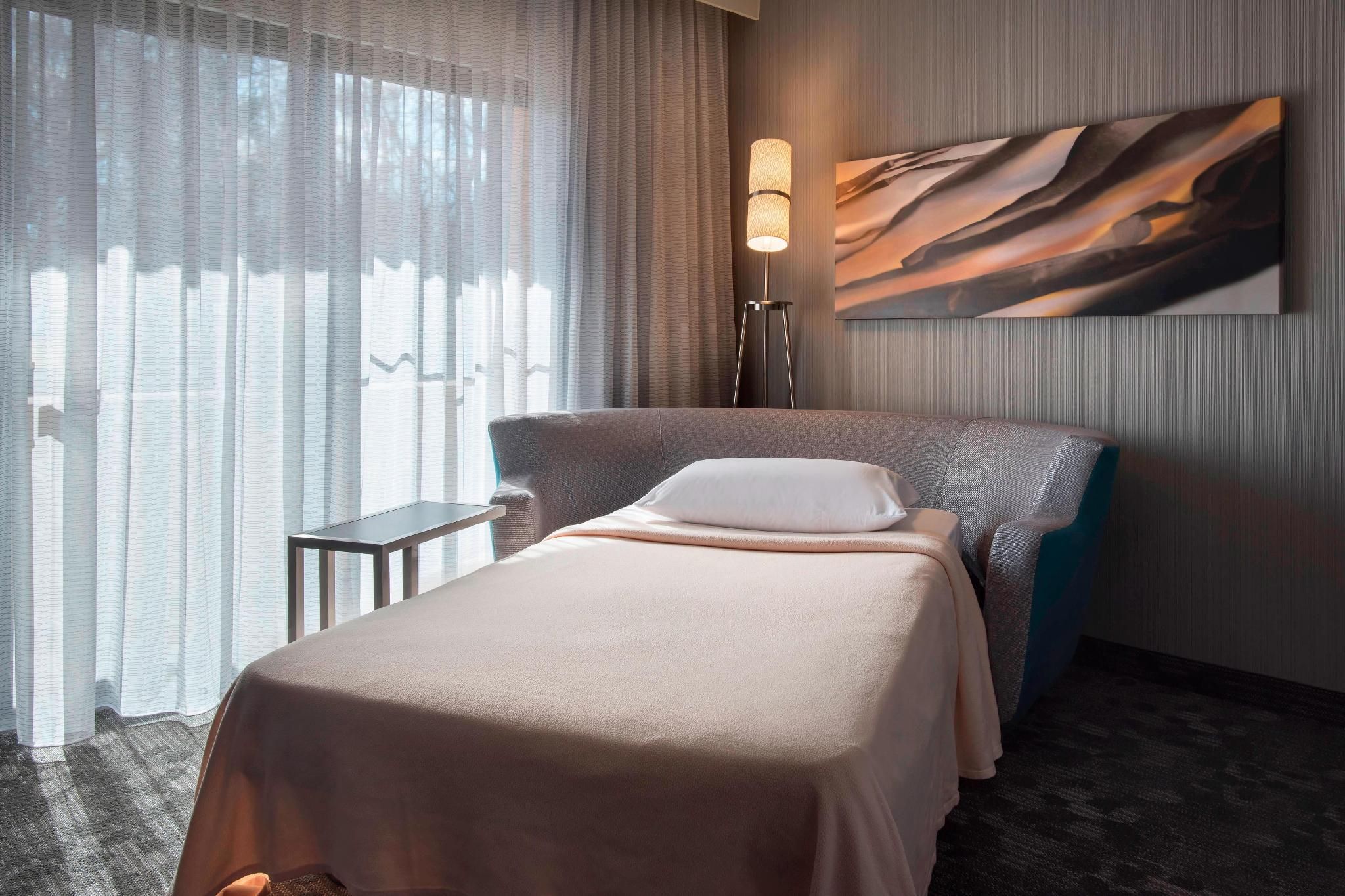 Courtyard by Marriott Mahwah Standard, Guest Room, 1 King, Sofa Bed, Courtyard View, Balcony