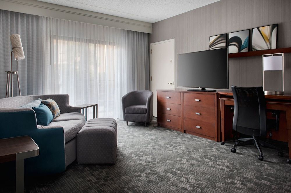 undefined Courtyard by Marriott Mahwah 8