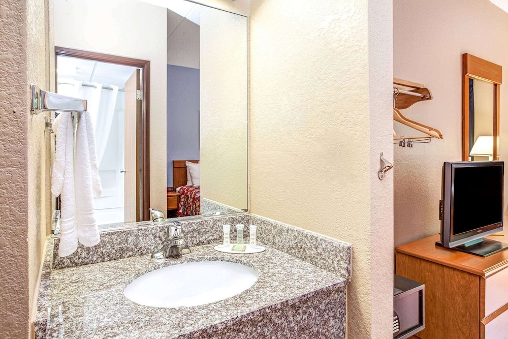 Super 8 by Wyndham Mahwah Standard Room, 1 Queen Bed 3