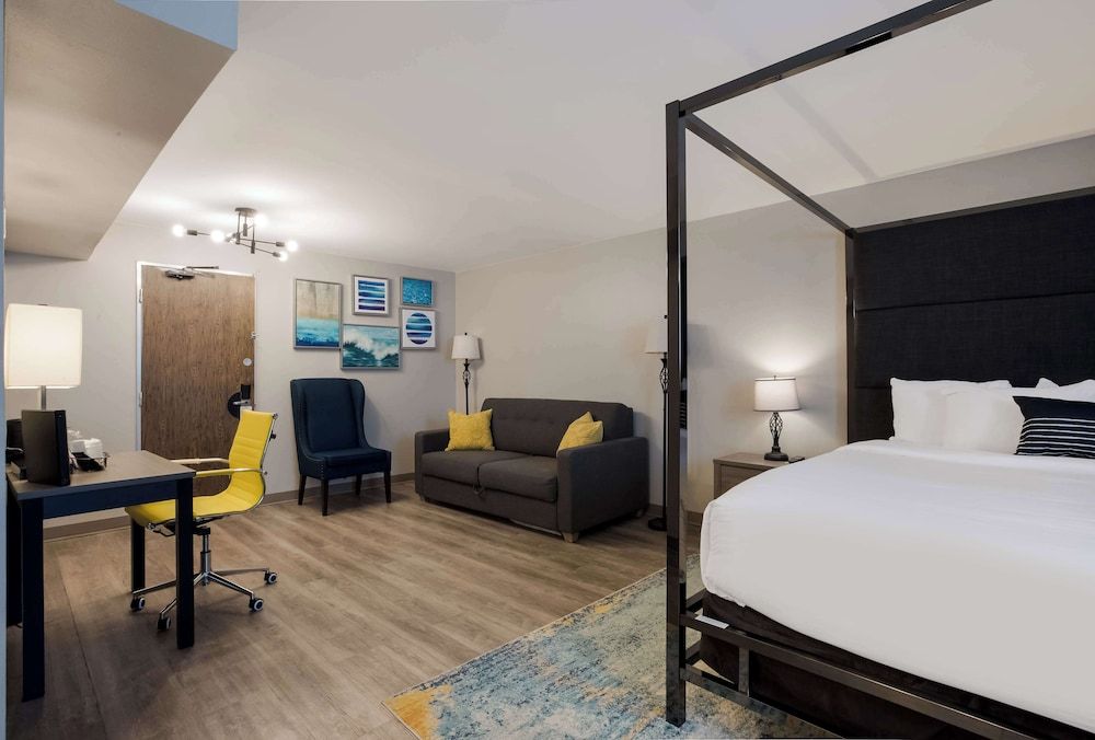 Suite, 1 King Bed, Non Smoking, Refrigerator & Microwave (Larger Room)
