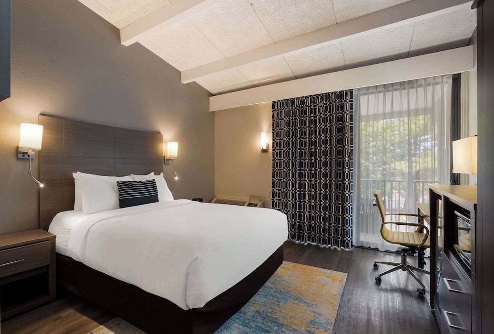 Standard Room, 1 Queen Bed, Non Smoking, Patio