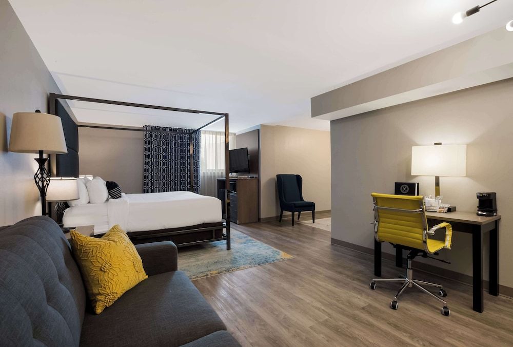 Suite, 1 King Bed, Non Smoking, Refrigerator & Microwave (Larger Room)