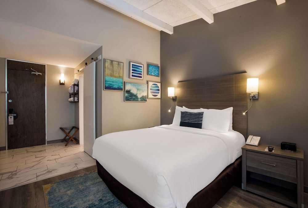 Standard Room, 1 Queen Bed, Non Smoking, Patio