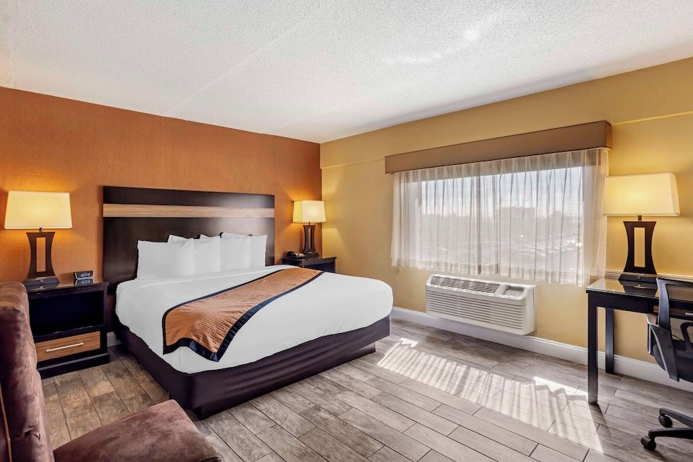Standard Room, 1 Queen Bed, Non Smoking, Refrigerator & Microwave