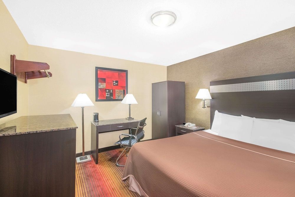 Room, 1 King Bed, Smoking