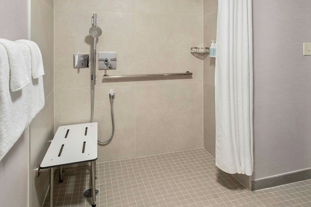 Room, 2 Queen Beds (Mobility/Hearing Access, Roll-In Shwr)