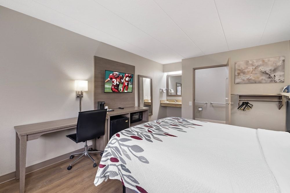 Superior Room, 1 Queen Bed, Accessible, Smoking