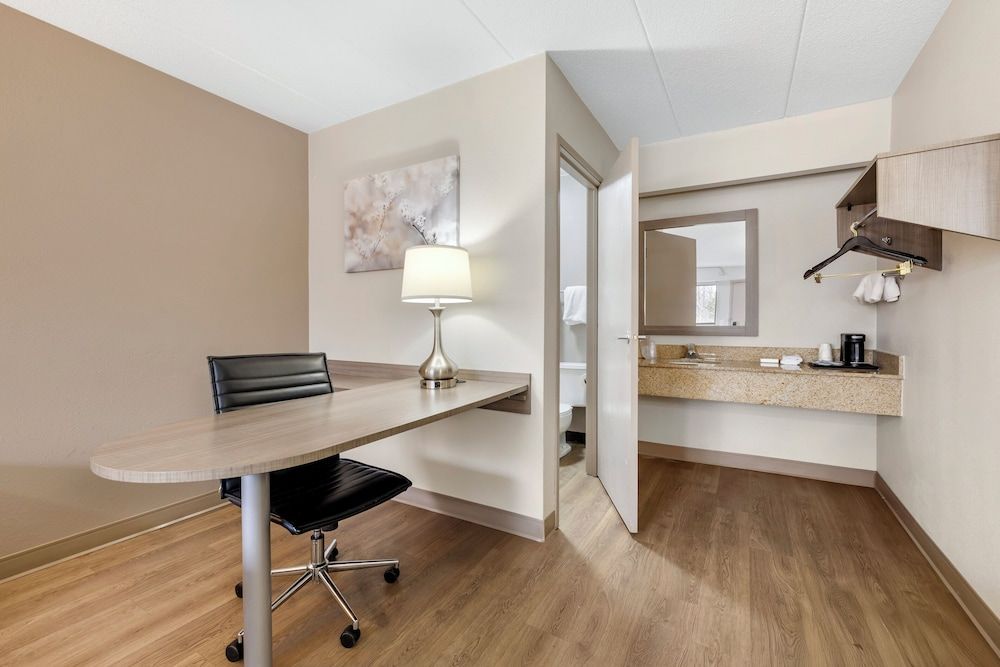 Red Roof Inn Parsippany Superior Room, 1 King Bed, Non Smoking 6