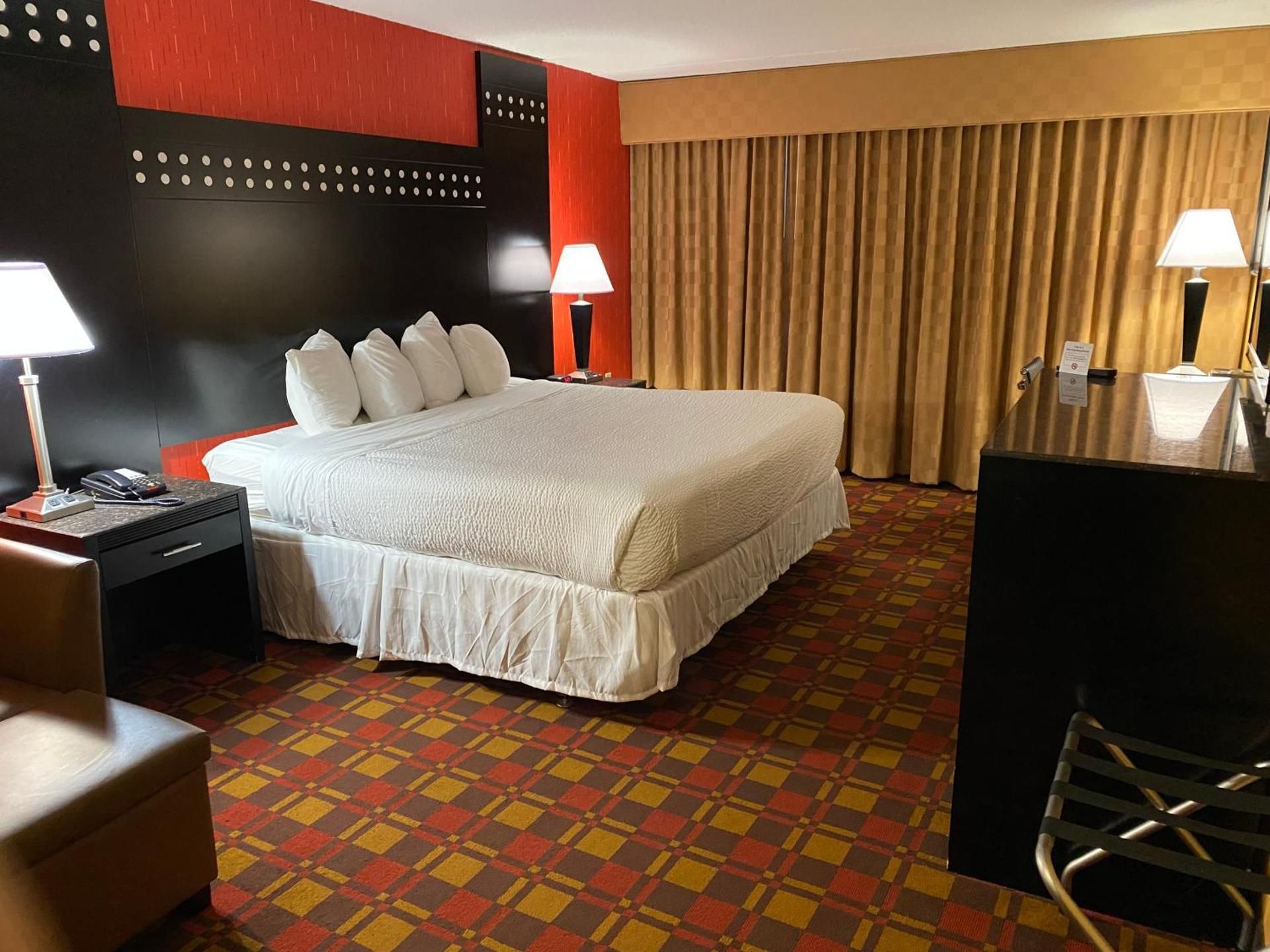 1 King Bed Non-Smoking