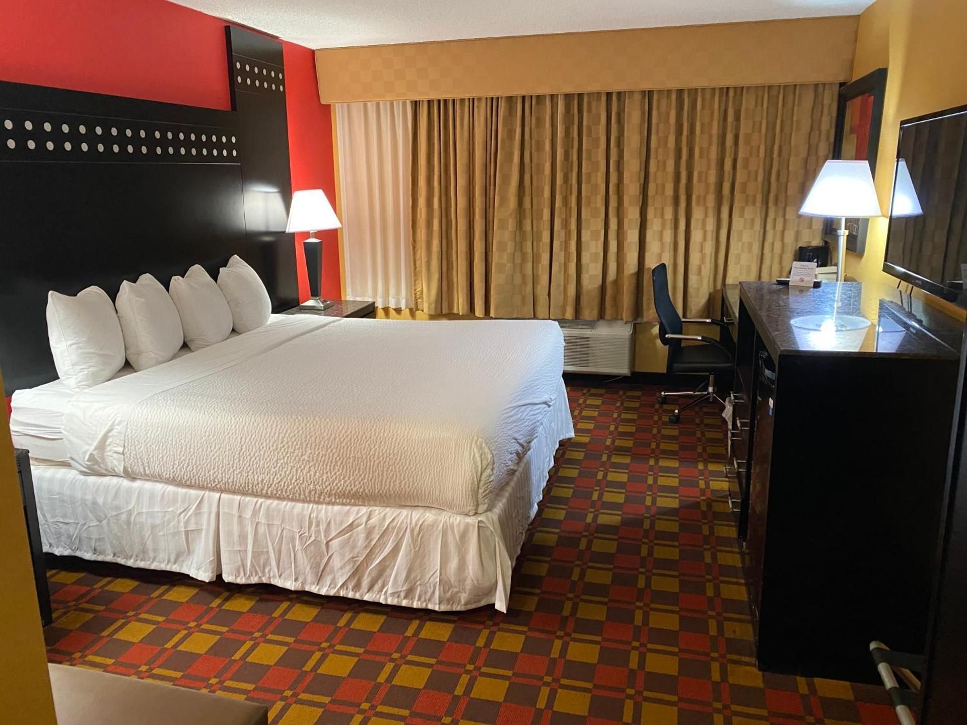 1 King Bed, Mobility Accessible Room, Roll in Shower, Non-Smoking