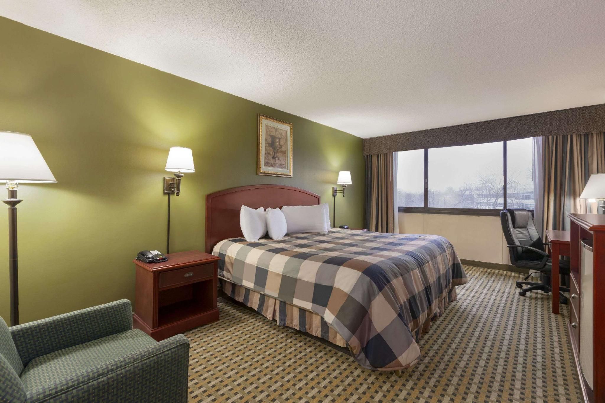 1 King Bed, Studio One Bedroom Suite, Non-Smoking
