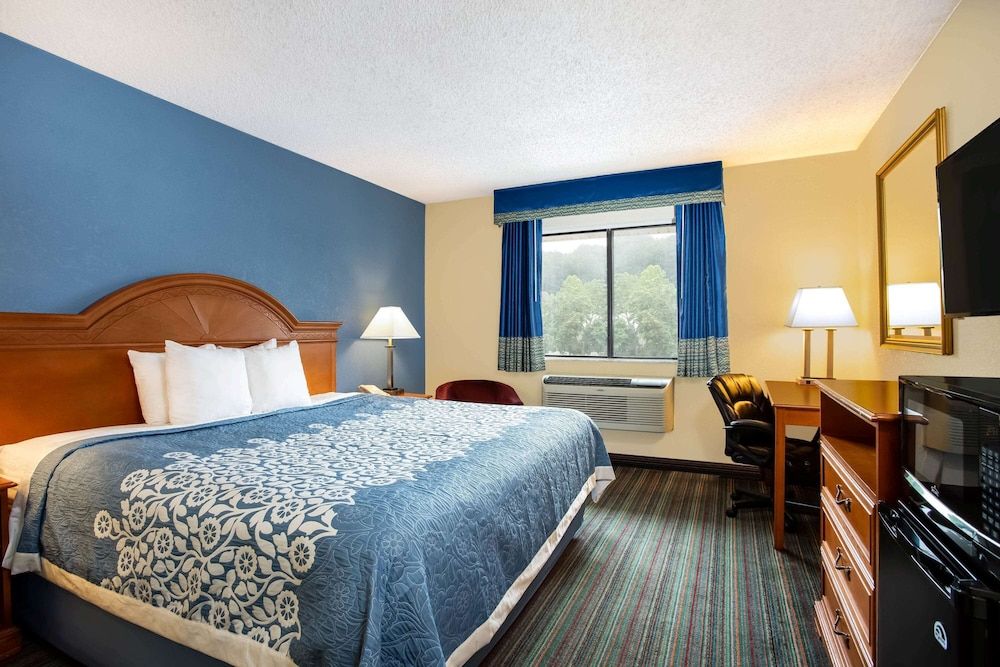 Room, 1 King Bed, Smoking