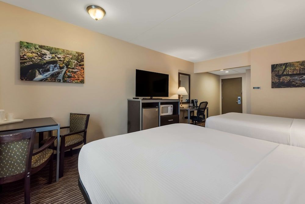 Best Western Philadelphia South - West Deptford Inn Standard Room, 2 Double Beds, Non Smoking, Refrigerator & Microwave 3