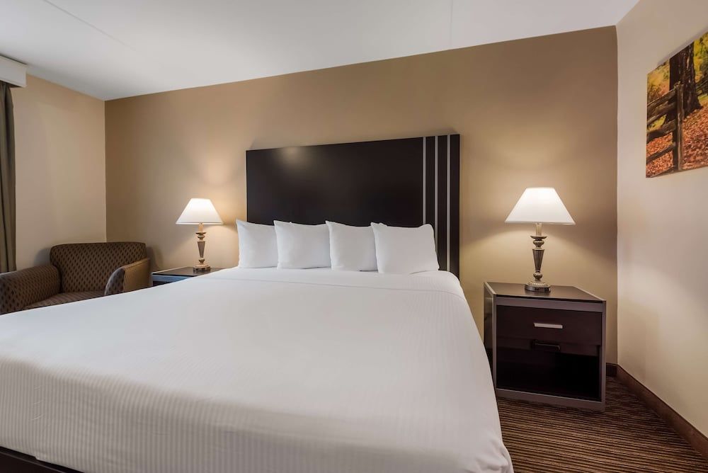Best Western Philadelphia South - West Deptford Inn Standard Room, 1 King Bed, Non Smoking, Refrigerator & Microwave 2