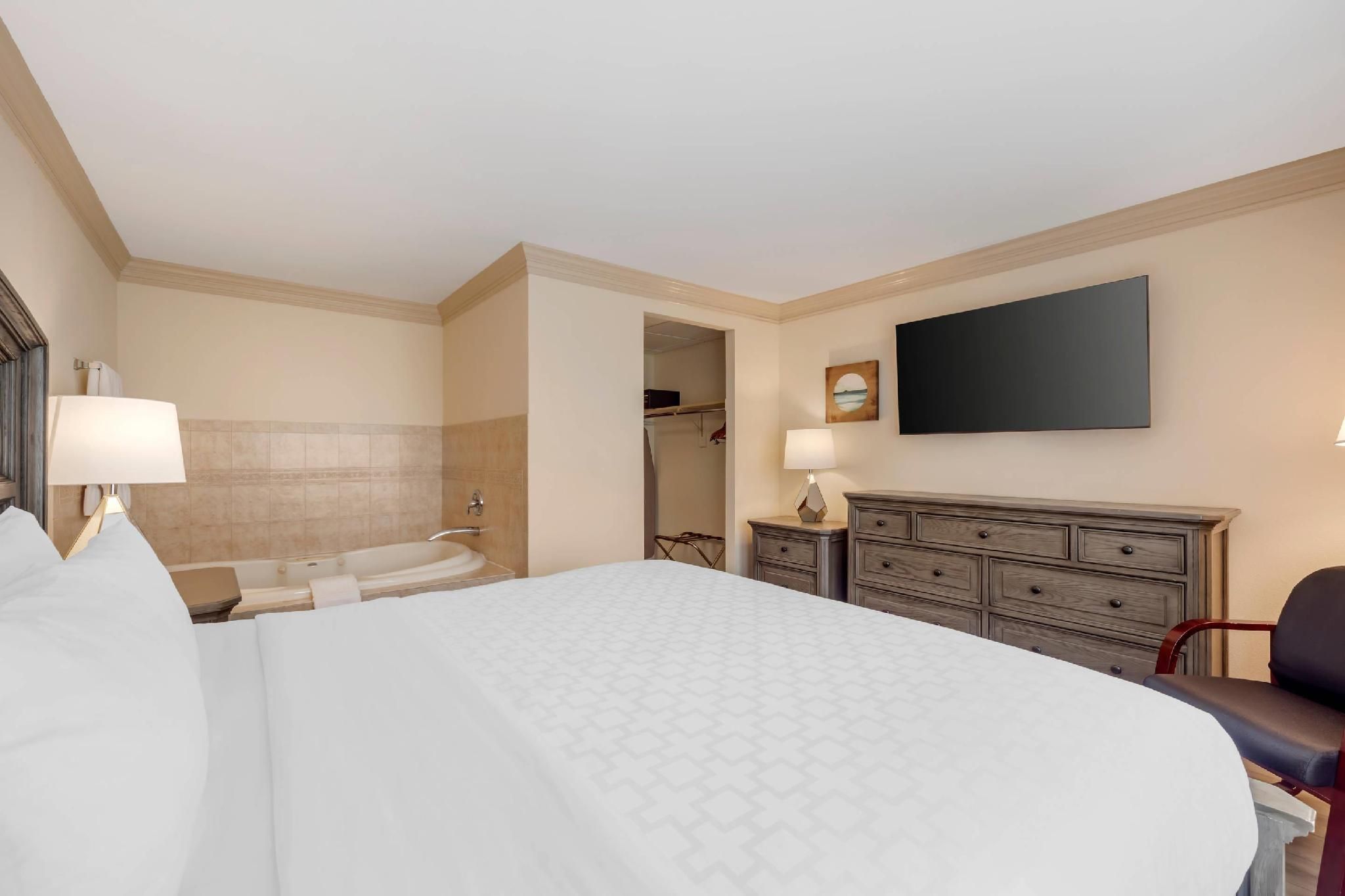 1 King Bed, Suite, Nonsmoking