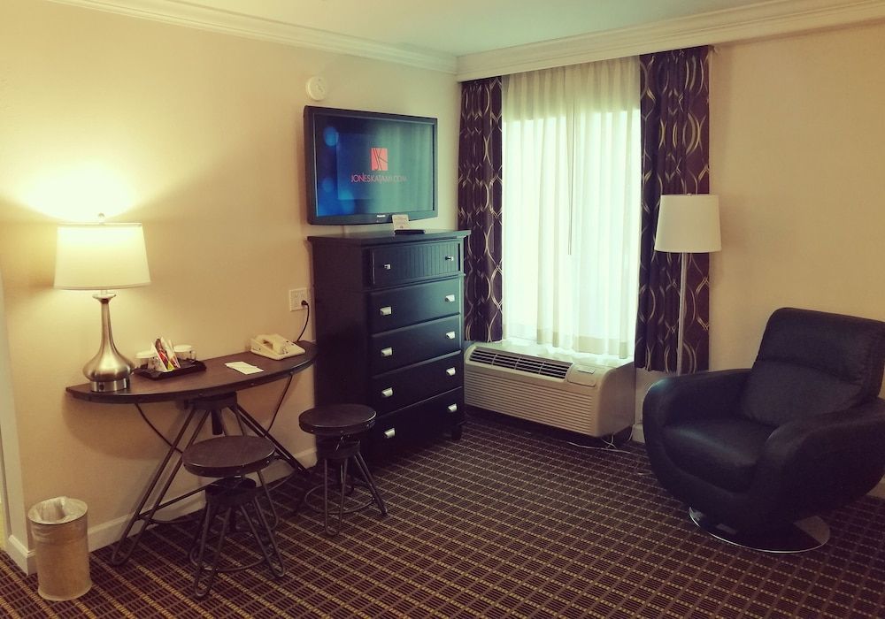 The Wilshire Grand Hotel Superior Double Room, 2 Double Beds 4