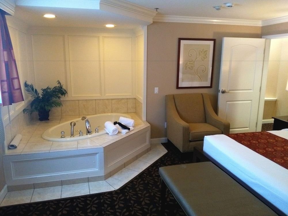 The Wilshire Grand Hotel Suite, 1 King Bed with Sofa bed 14