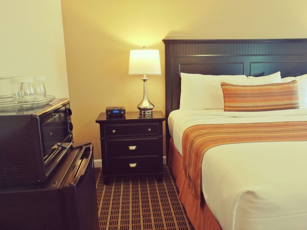 The Wilshire Grand Hotel Superior Room, 1 King Bed with Sofa bed 4