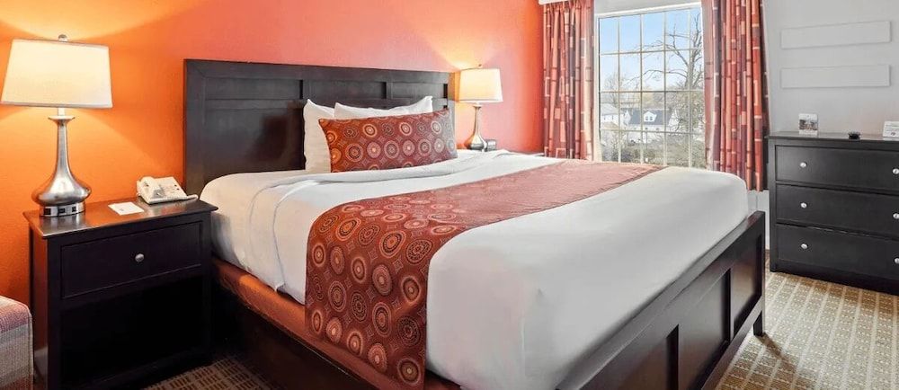 The Wilshire Grand Hotel Suite, 1 King Bed with Sofa bed 2