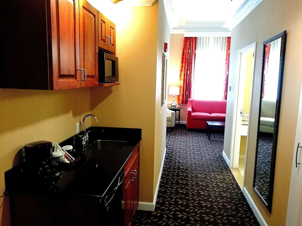 The Wilshire Grand Hotel Suite, 1 King Bed with Sofa bed 17