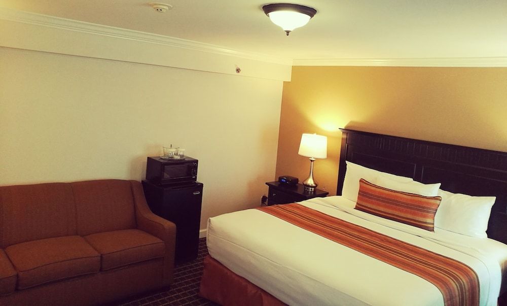 The Wilshire Grand Hotel Superior Room, 1 King Bed with Sofa bed 3