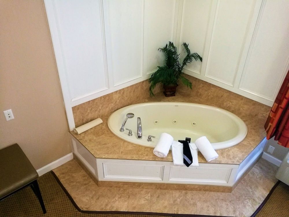 The Wilshire Grand Hotel Suite, 1 King Bed with Sofa bed 13