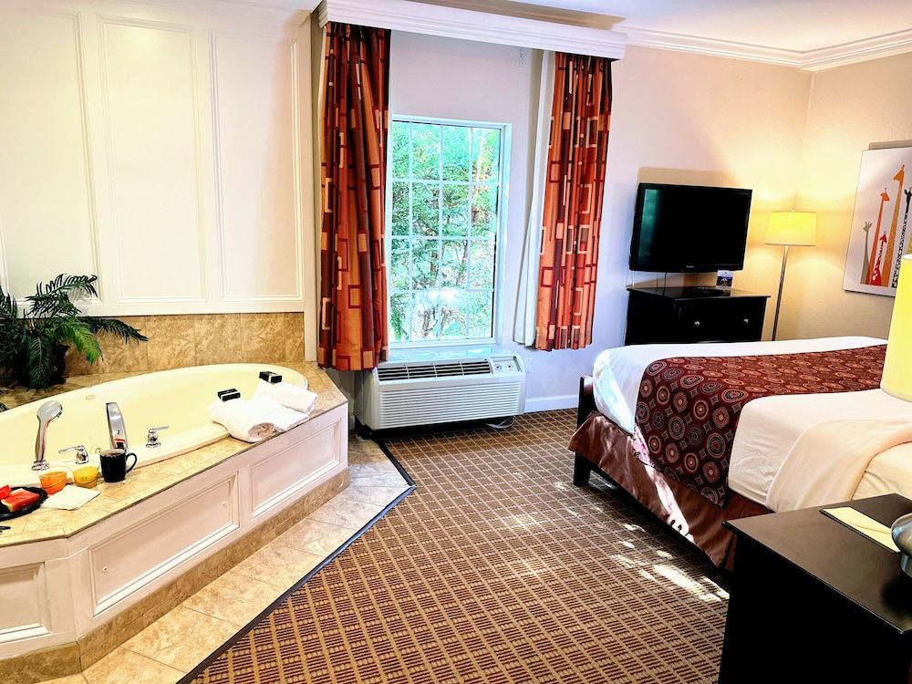 The Wilshire Grand Hotel Suite, 1 King Bed with Sofa bed 7