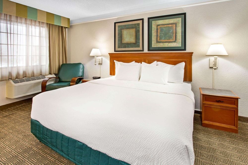 Suite, 1 King Bed, Non Smoking