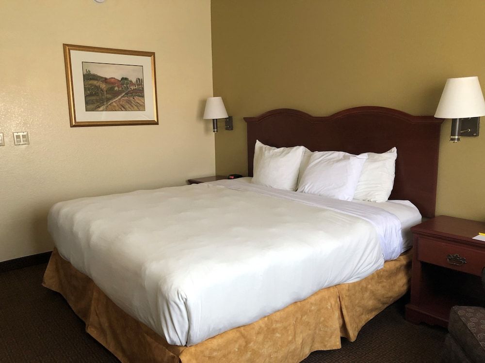 Standard Room, 1 King Bed