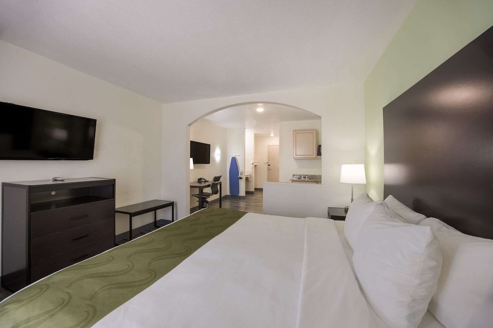 Suite, 1 King Bed, Accessible, Non Smoking