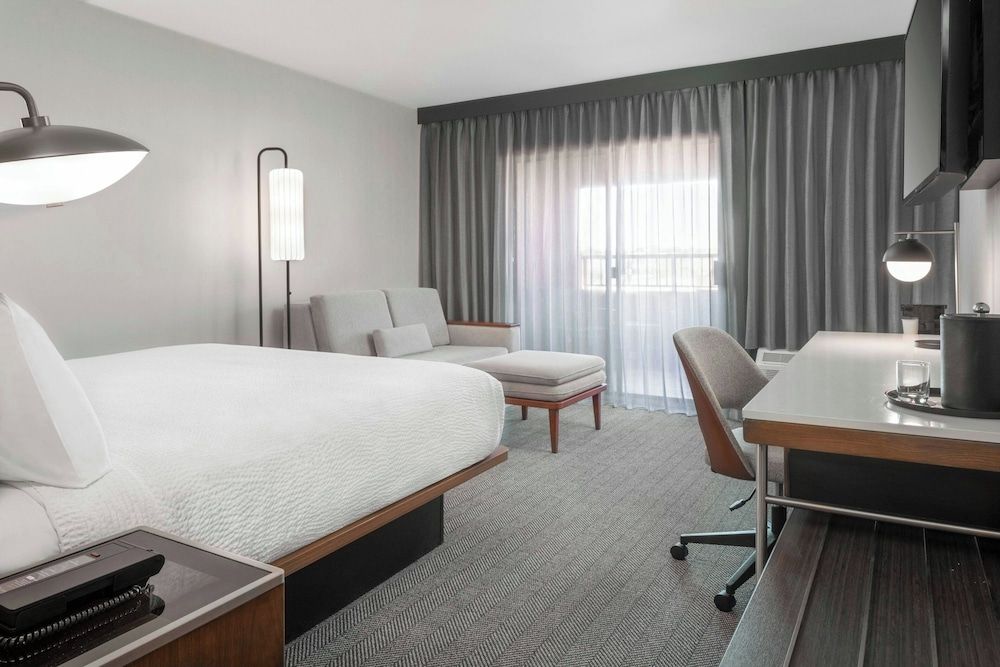 Room, 1 King Bed, Non Smoking (Mobility Accessible, Tub)