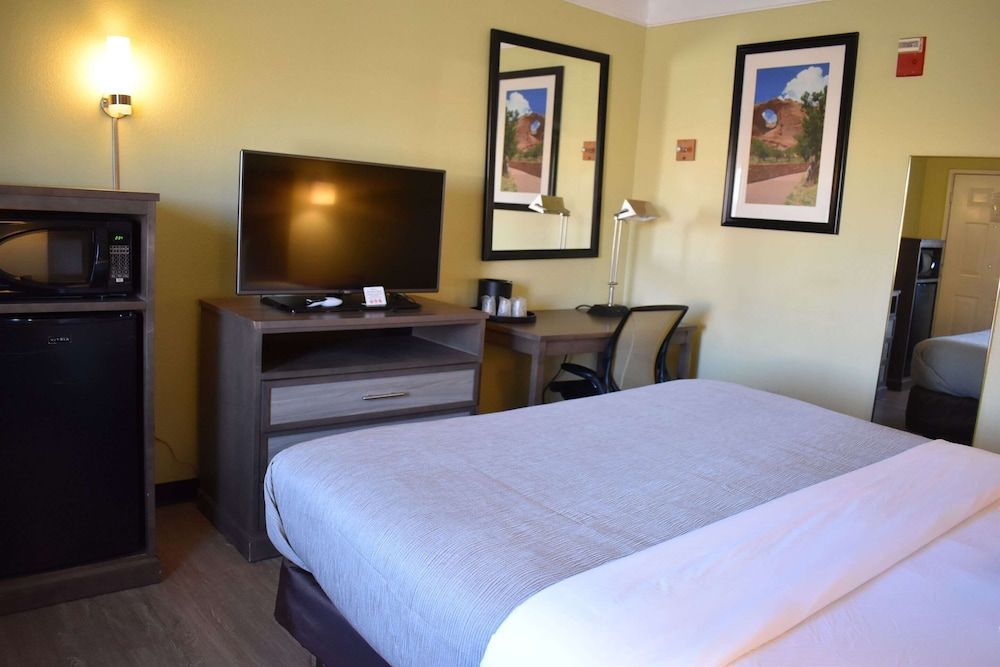 Standard Room, 1 King Bed, Accessible, Non Smoking