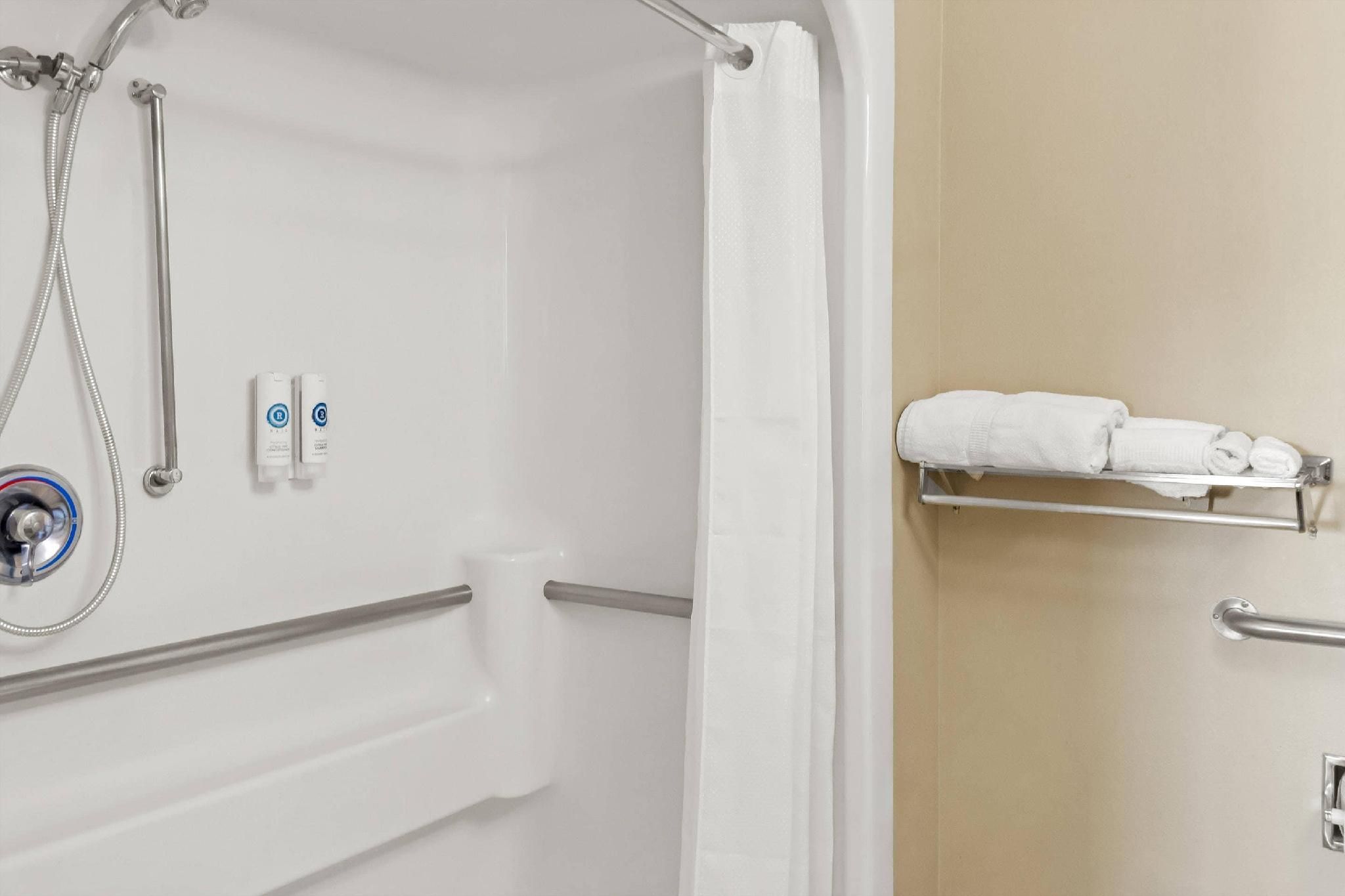 1 King Bed, Nonsmoking, Accessible