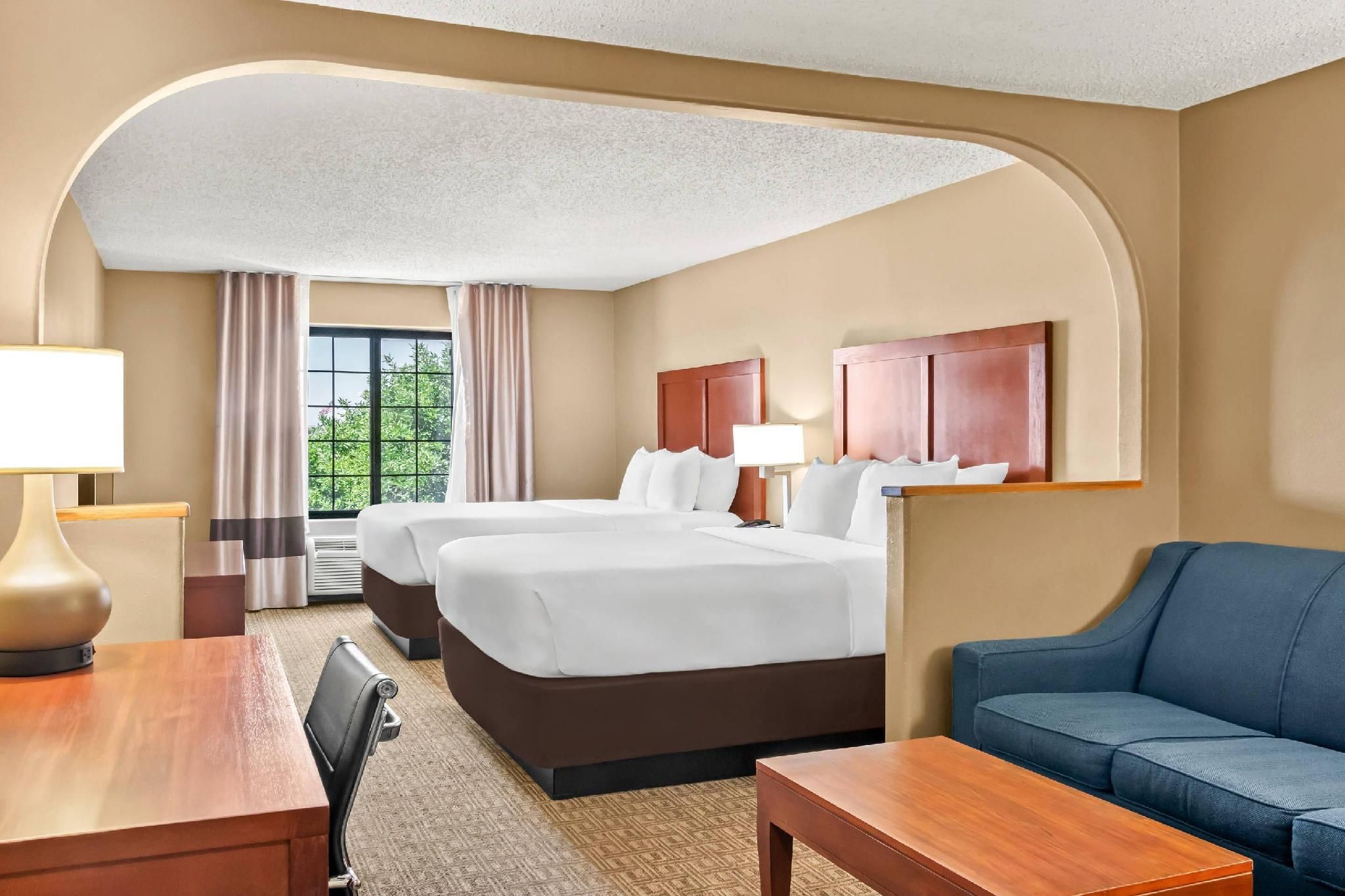 2 Queen Beds, Suite, Nonsmoking