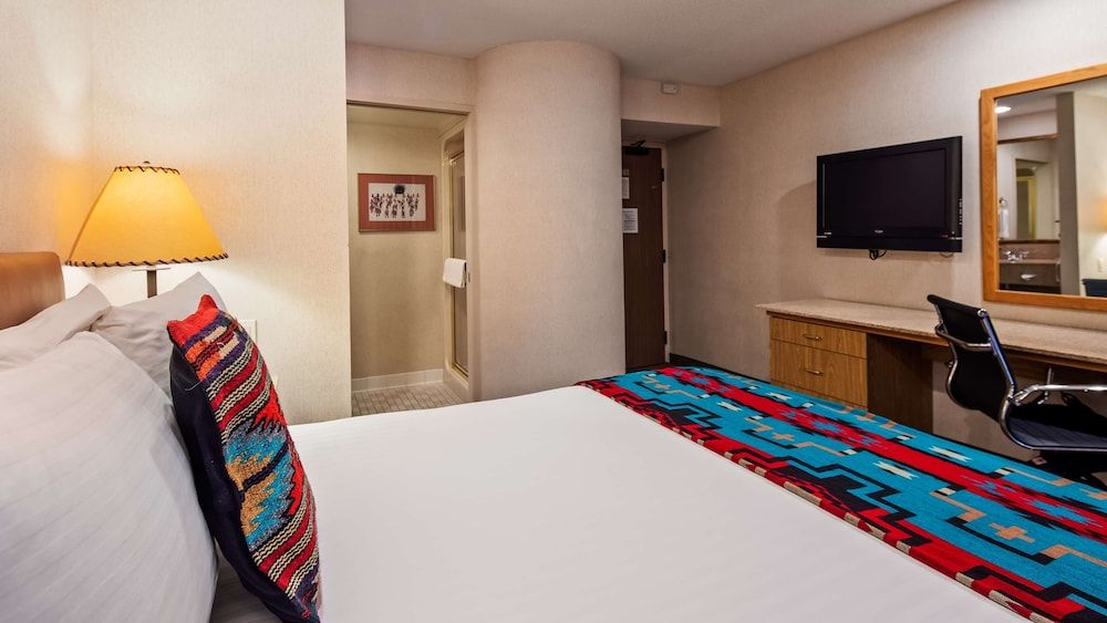 Standard Room, 1 Queen Bed, Non Smoking, Refrigerator & Microwave
