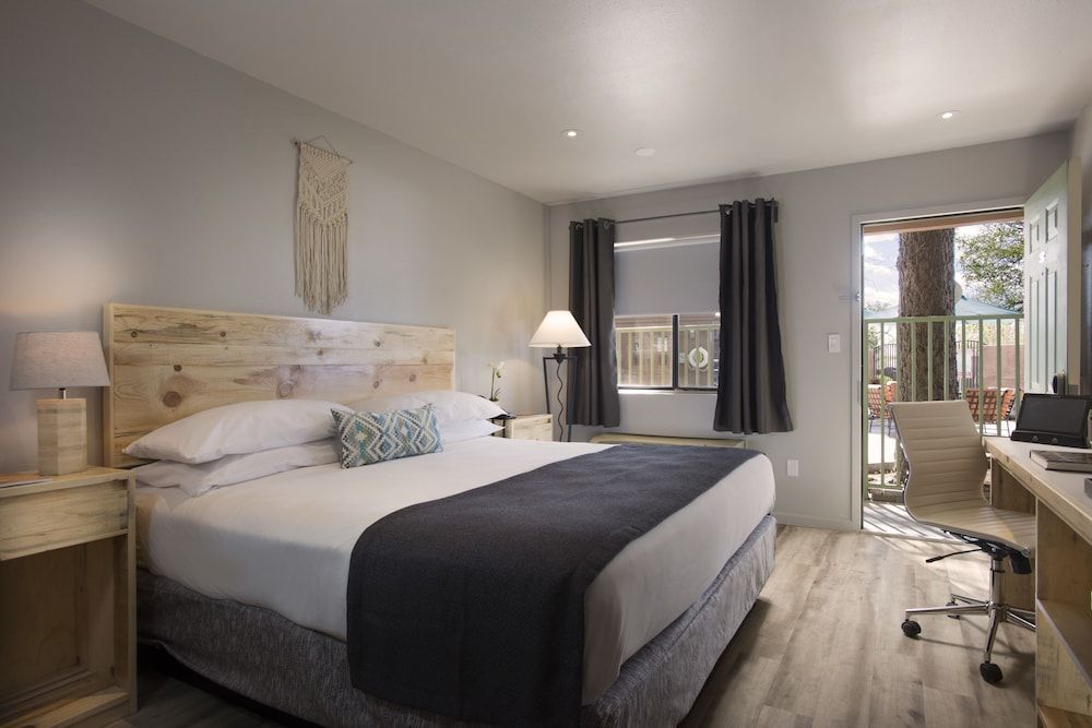 The Sage Hotel Standard Room, 1 King Bed, Multiple View (Traditional King Room) 4