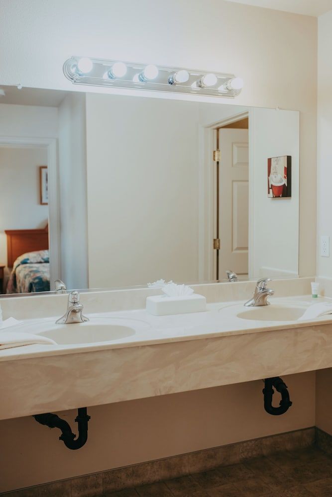 Carson City Plaza Hotel and Event Center Suite, 1 King Bed, Non Smoking, Refrigerator & Microwave 2